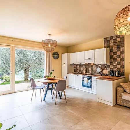Micuzzo By Interhome Lingueglietta